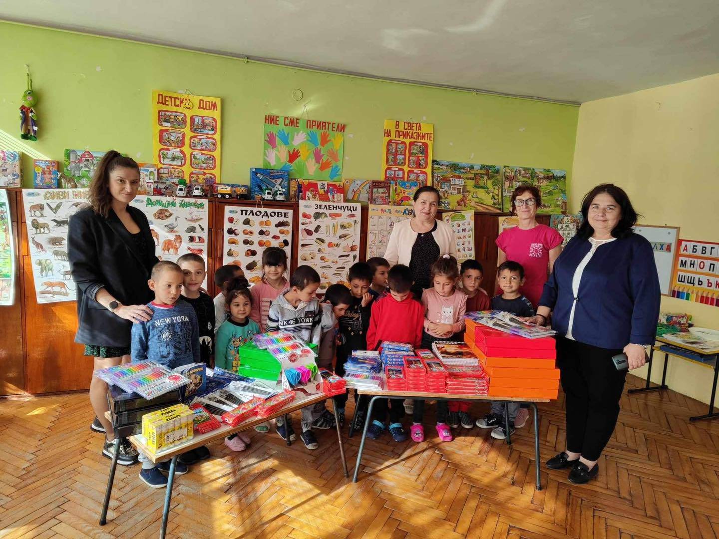 Община Враца раздаде безплатни учебни пособия и материали на 365 деца и ученици